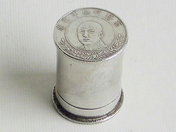 Silver opium box with Tang Jiyao – (4178)